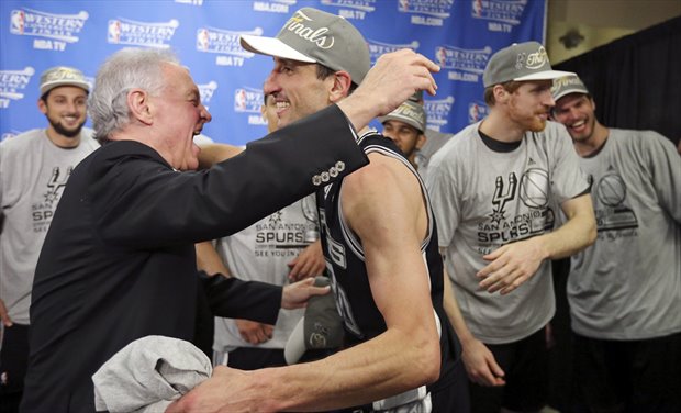 El propietario de Spurs abraza a Ginóbili en el último título del equipo