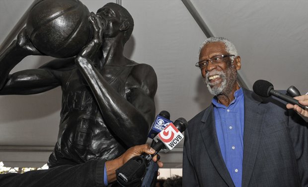 Bill Russell es entrevistado junto a su estatua