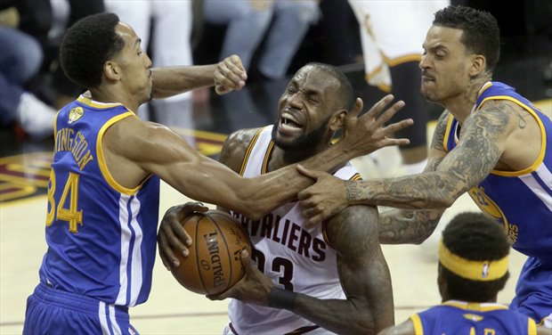 Warriors y LeBron reinan entre los GMs de la NBA