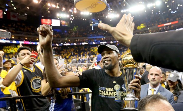 Kevin Durant celebra el título con Warriors