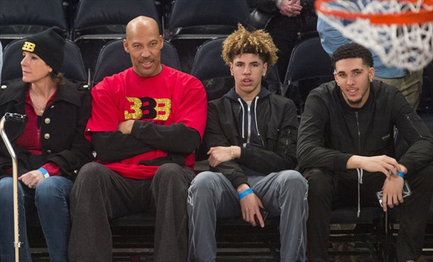 LaVar Ball asistiendo anoche al Knicks-Lakers con sus hijos LaMelo y LiAngelo