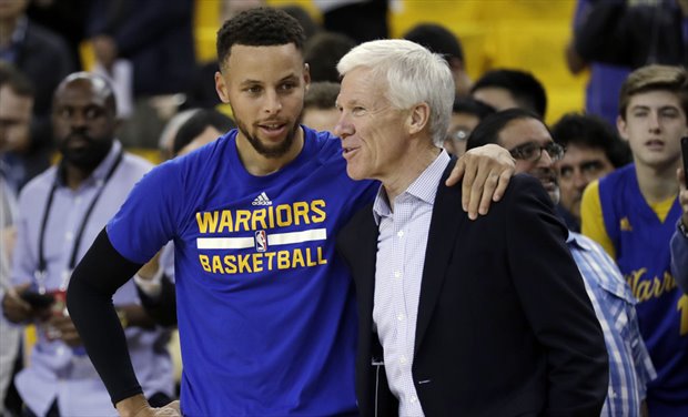 Curry, con su entrenador universitario, solo se queda con el 44% de su salario bruto