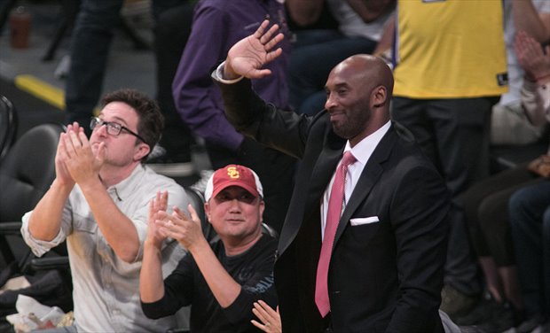 Kobe Bryant saluda a la afición de Lakers en el partido de anoche