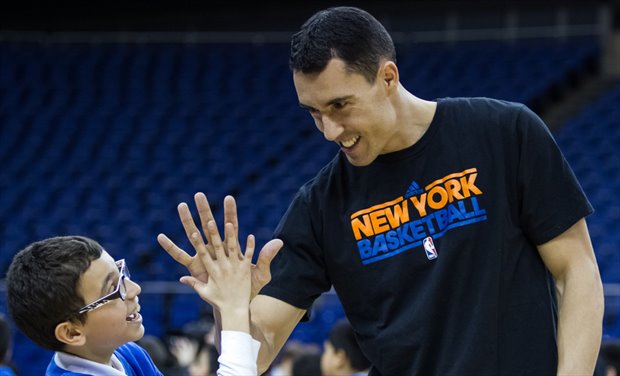 Prigioni la choca con un niño en su etapa con los Knicks