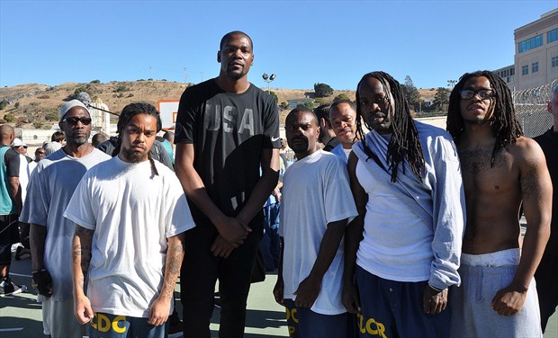 Kevin Durant posa con algunos reclusos de la prisión de San Quintín