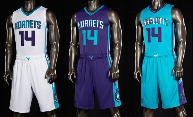 De izquierda a derecha, uniformes como local, visitante y alternativo de los Charlotte Hornets