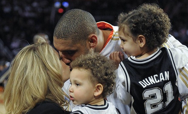El jugador de San Antonio Spurs Tim Duncan con su mujer y sus hijos