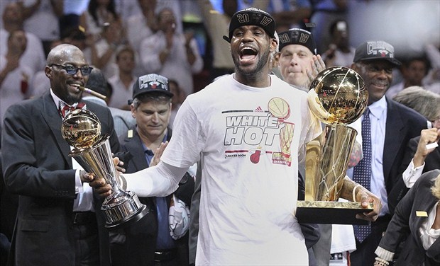 LeBron James con el trofeo de campeón de la NBA y de MVP de las Finales