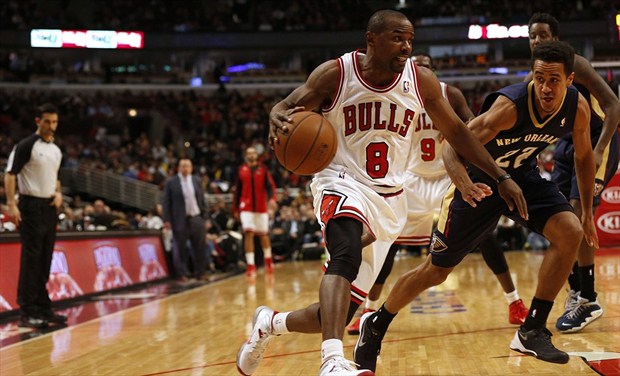 El veterano Mike James vuelve a la disciplina de Chicago Bulls