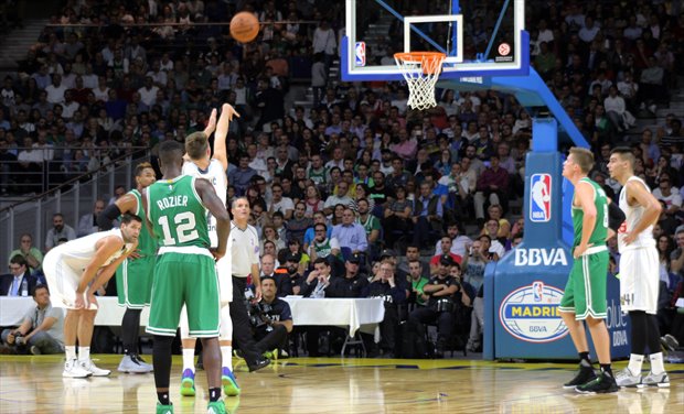 Doncic lanza un tiro libre en un partido contra Boston Celtics