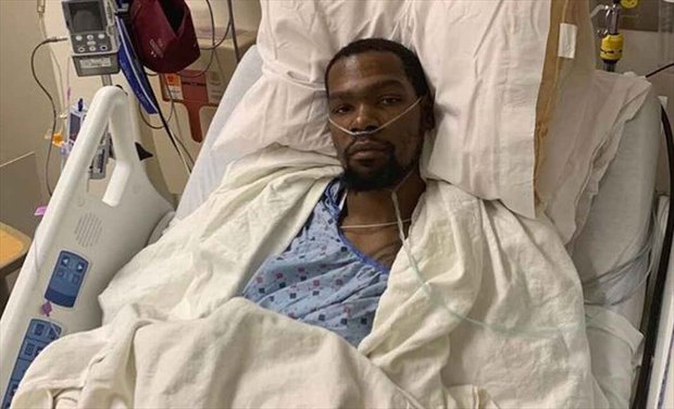 Kevin Durant tras ser operado