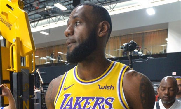 Lakers hace pruebas con LeBron como base y Davis como pívot