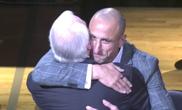 Ginóbili y Popovich se abrazan en plena ceremonia
