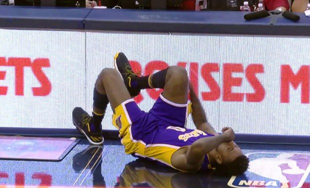 Imagen de Nick Young lesionado en la banda en el inicio del Pelicans-Lakers