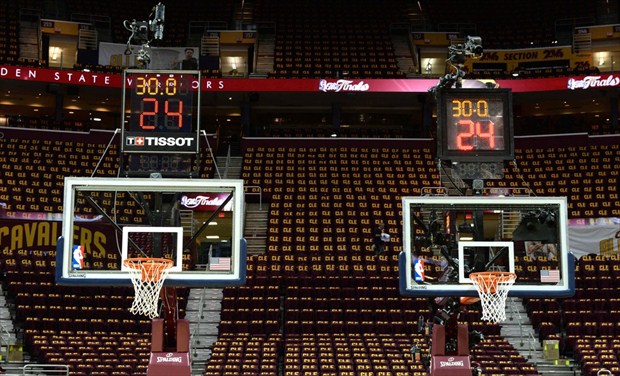 El nuevo reloj de 24 segundos de la NBA (izq.) al lado del modelo al que sustituye