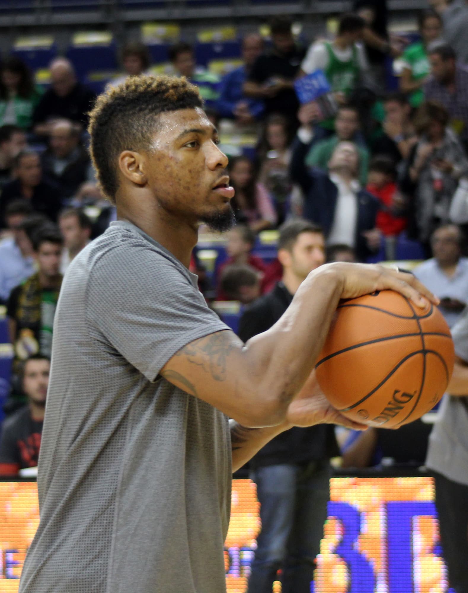 Multa de 15.000 dólares a Marcus Smart por hacer un gesto obsceno
