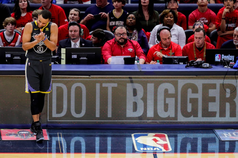 Curry mete 9 triples batiendo el récord en un partido de Finales