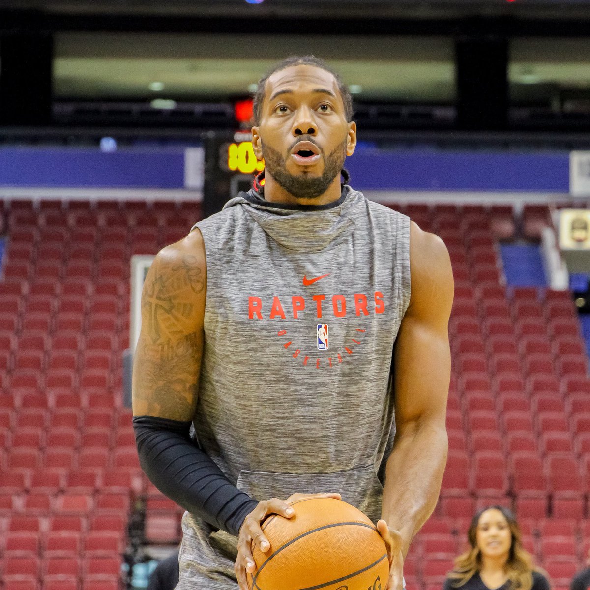 Kawhi Leonard genera ilusión en los Raptors tras su debut oficioso