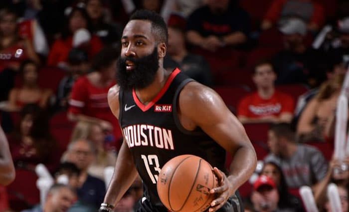 Harden hace un triple-doble de 40 puntos en menos de 30 minutos