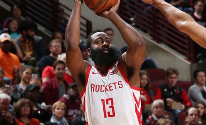 Harden iguala a Kobe Bryant pero mete 1 triple de 17 intentos