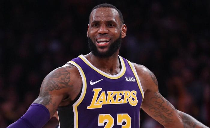 LeBron James pasa a Michael Jordan en la lista de anotadores