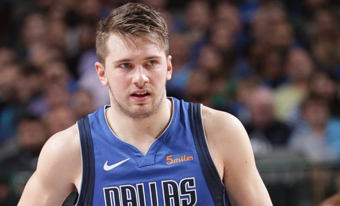 Luka Doncic y Trae Young se exhiben en su pugna particular