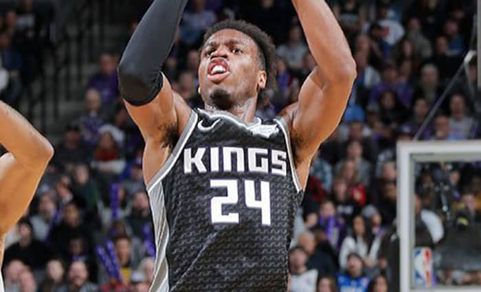 Buddy Hield logra 41 puntos y récord de su franquicia con 11 triples