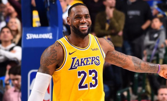 LeBron James es el primero que hace triples-dobles ante todos los equipos