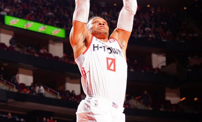 Westbrook firma su tercer triple-doble consecutivo