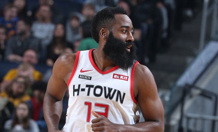 Harden alcanza los 20.000 puntos y pierde 11 balones en la primera parte