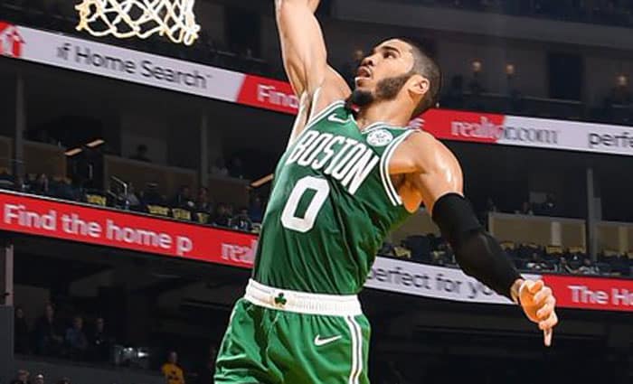 Tatum arranca los playoffs a la altura de Bird y Havlicek