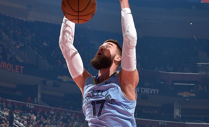 Triples-dobles de Valanciunas y Morant en la supervivencia de Memphis