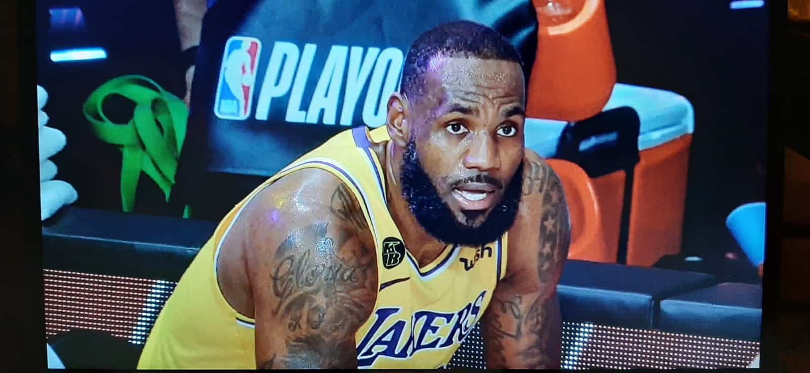 LeBron James hace historia con un monumental triple-doble