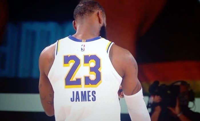 LeBron James firma su 26º triple-doble en playoffs