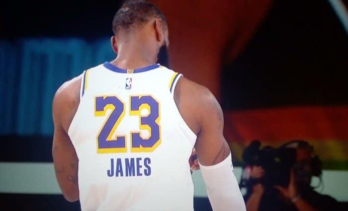 LeBron James suma 260 partidos en playoffs y ya reina en solitario