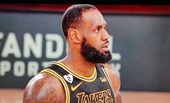 LeBron iguala la marca histórica de partidos jugados en playoffs