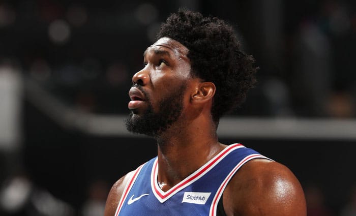 Embiid anota 25 puntos en el segundo cuarto para igualar un récord