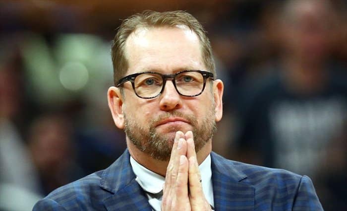 Multa de 50.000 dólares a Nick Nurse por arrojar su máscarilla