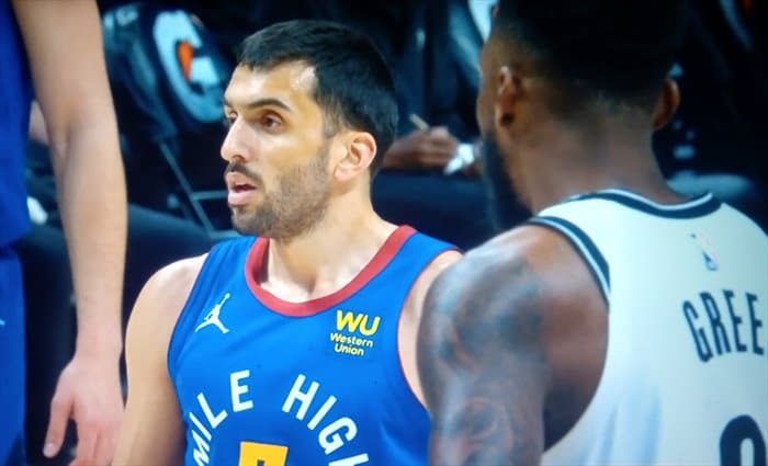 Brooklyn remonta 21 puntos a Denver para cortar su mala racha