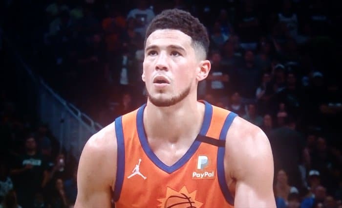 Booker se convierte en máximo anotador en una postemporada de debut
