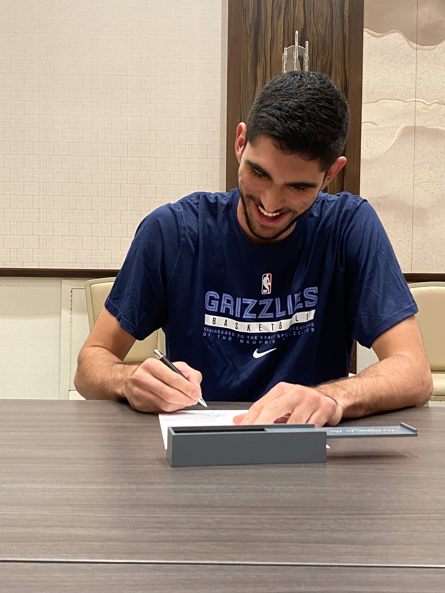Santi Aldama firma su contrato de novato con Memphis Grizzlies