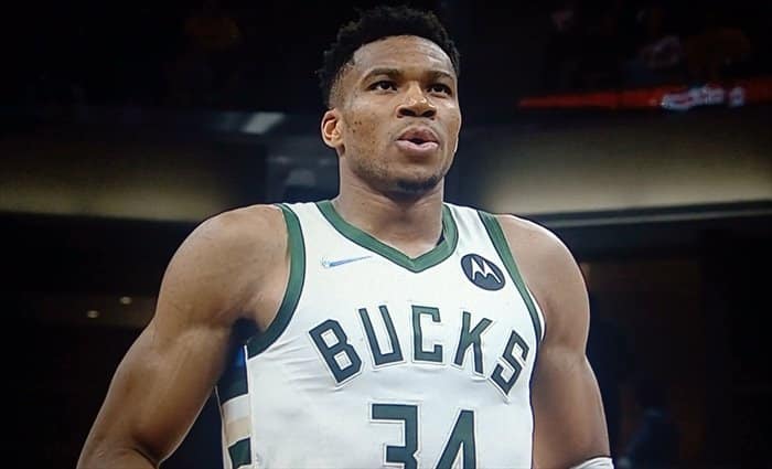 Antetokounmpo y Middleton dan la victoria a Milwaukee en Indiana