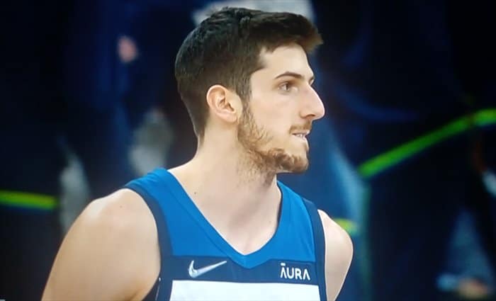 Bolmaro se estrena como titular en la NBA y termina lesionado