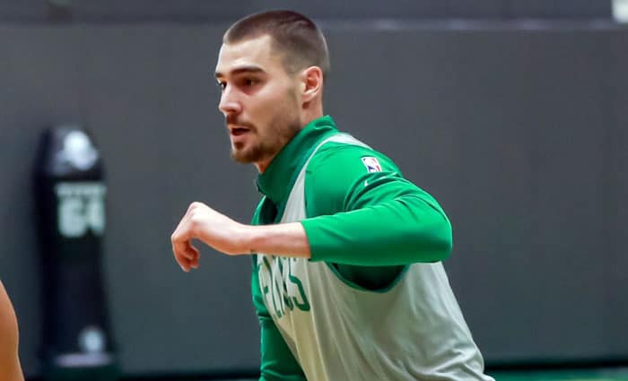 Juancho Hernangómez a Spurs en un traspaso a tres bandas
