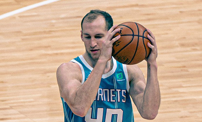 Utah Jazz se hace con el pívot Cody Zeller