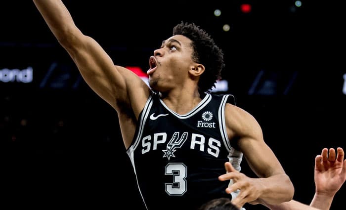 Keldon Johnson se disloca el hombro derecho