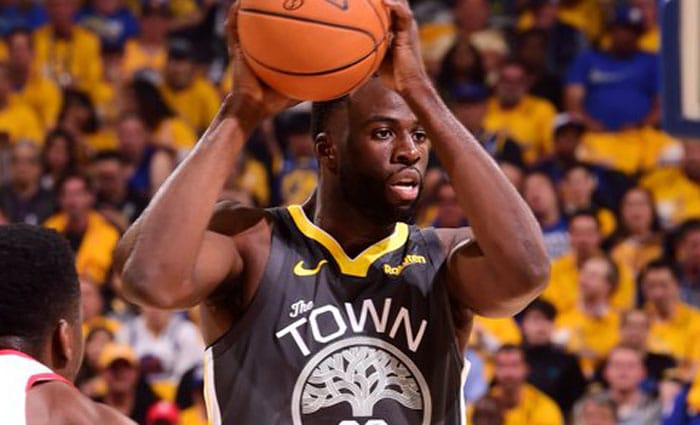 Draymond Green golpea a su compañero Jordan Poole en un entrenamiento