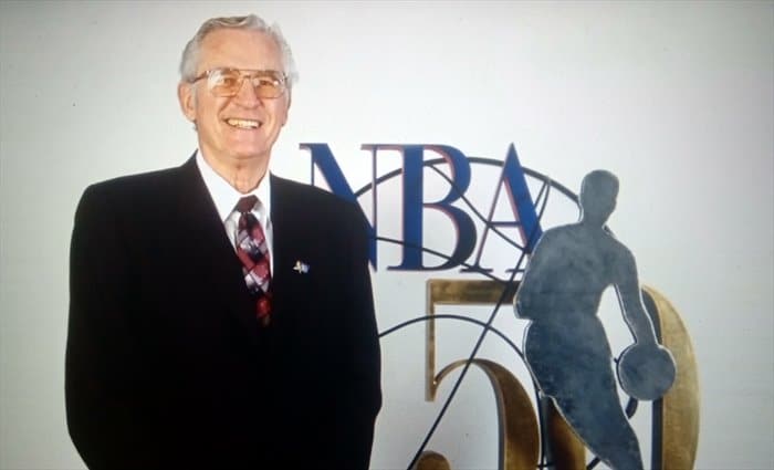Los Angeles Lakers retira la camiseta con el 99 del gran George Mikan