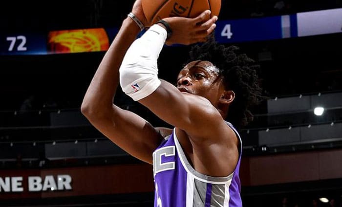 Triple ganador de De’Aaron Fox sobre la bocina y desde el logo