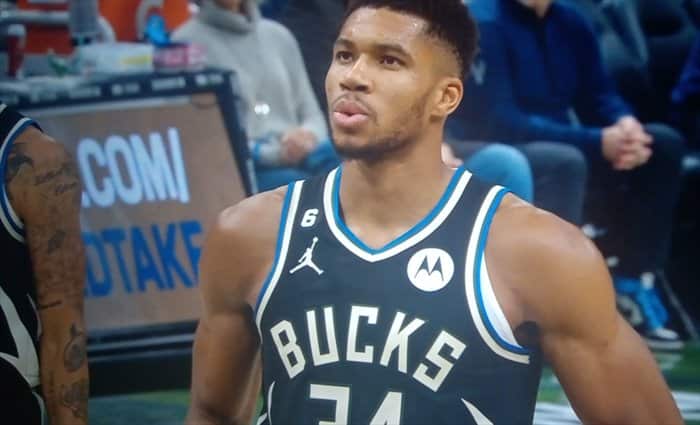 Golpe de autoridad de Antetokounmpo ante Cleveland